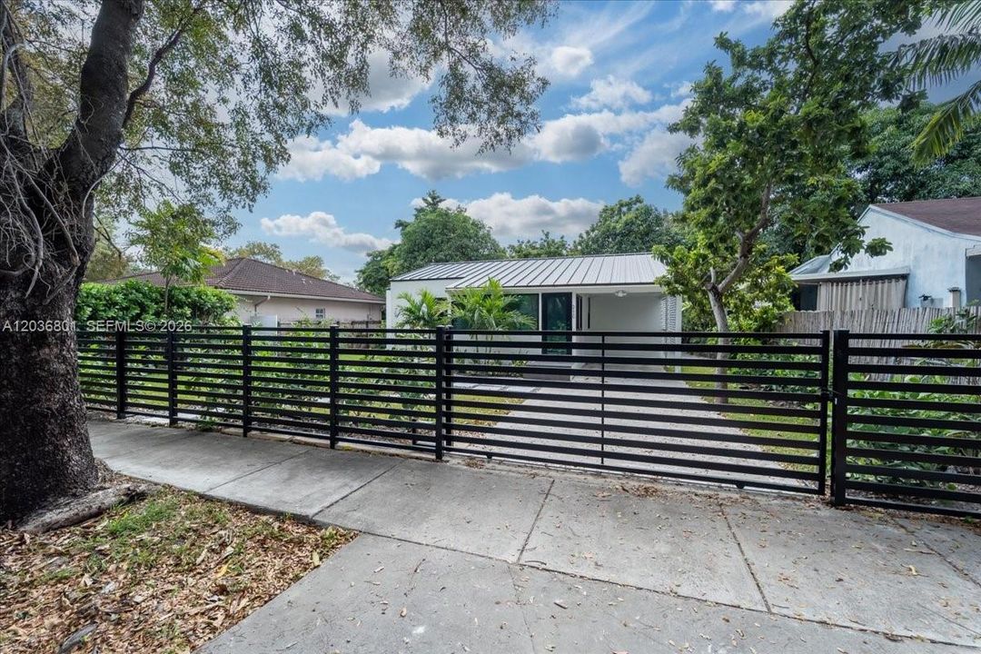 For Rent: $3,500 (3 beds, 2 baths, 831 Square Feet)