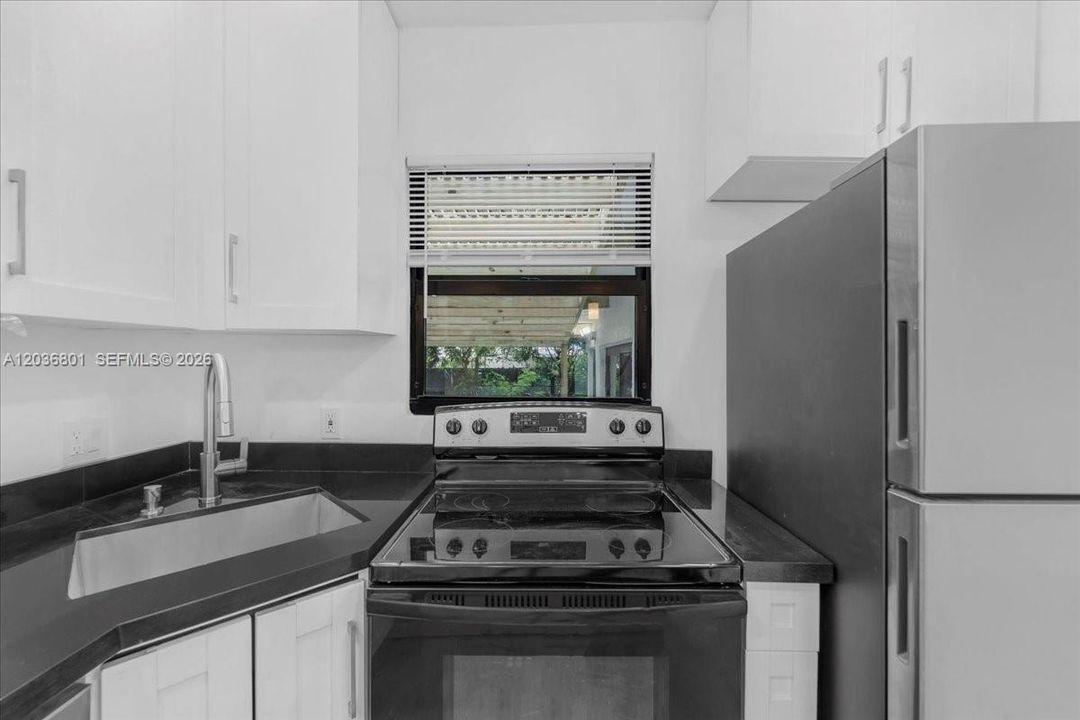 For Rent: $3,500 (3 beds, 2 baths, 831 Square Feet)