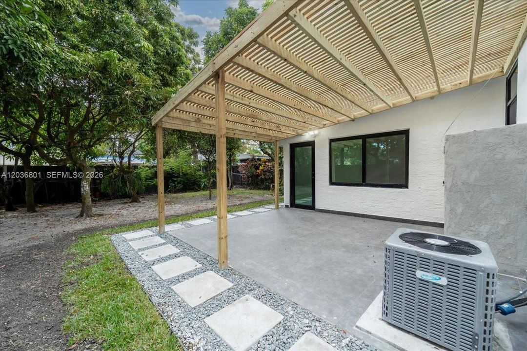 For Rent: $3,500 (3 beds, 2 baths, 831 Square Feet)