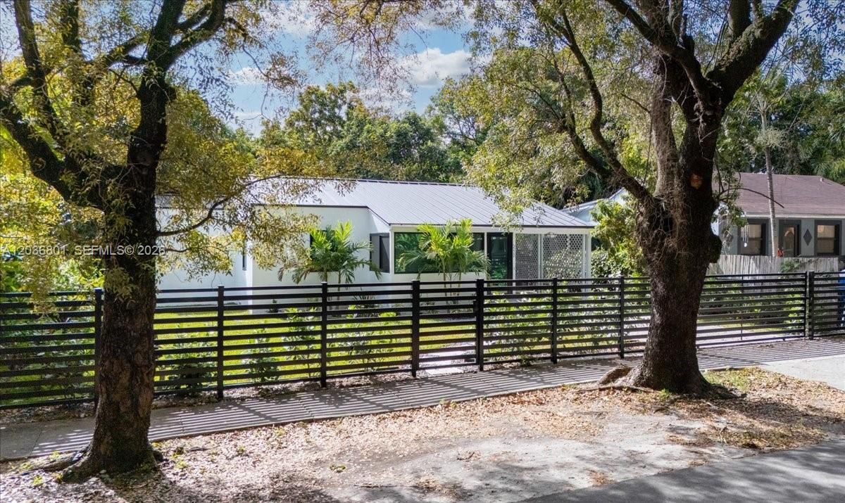 For Rent: $3,500 (3 beds, 2 baths, 831 Square Feet)