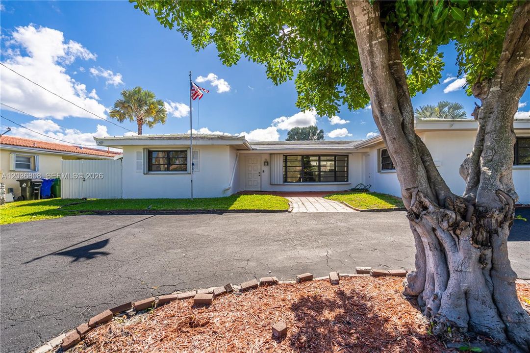 For Rent: $6,500 (5 beds, 3 baths, 2223 Square Feet)