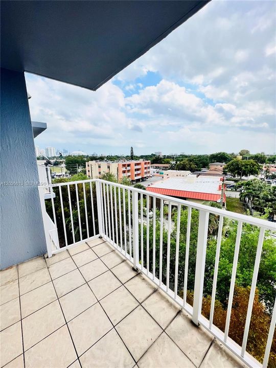 For Sale: $265,000 (2 beds, 2 baths, 865 Square Feet)