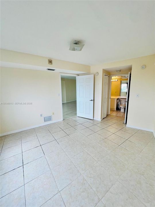 For Sale: $265,000 (2 beds, 2 baths, 865 Square Feet)