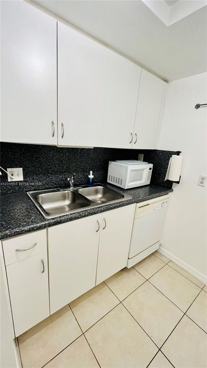 For Sale: $265,000 (2 beds, 2 baths, 865 Square Feet)
