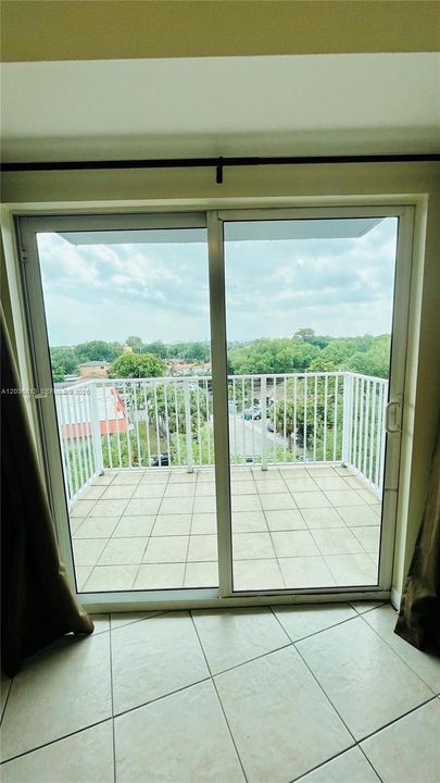 For Sale: $265,000 (2 beds, 2 baths, 865 Square Feet)