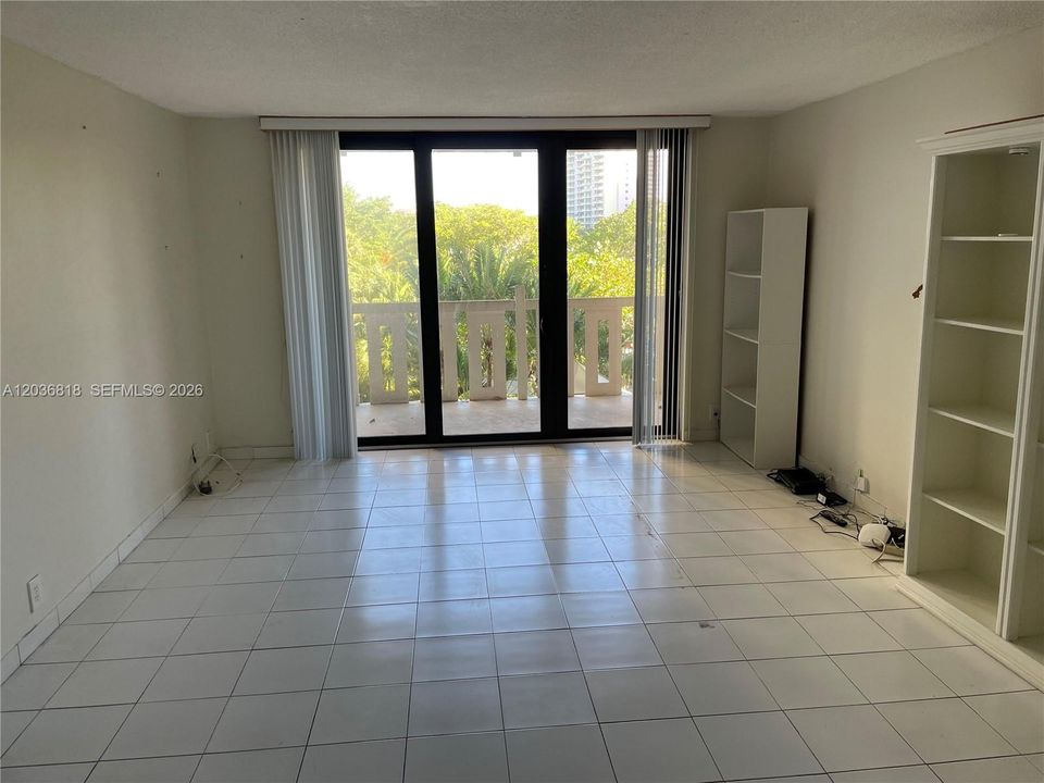 For Rent: $3,400 (1 beds, 1 baths, 1114 Square Feet)