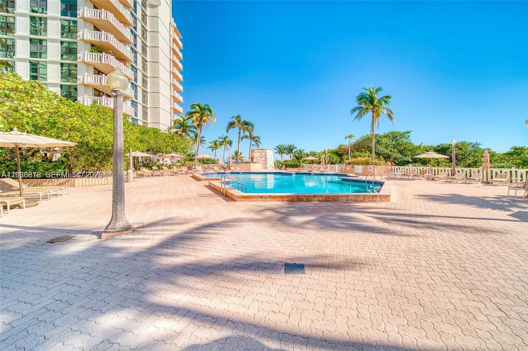 For Rent: $3,400 (1 beds, 1 baths, 1114 Square Feet)