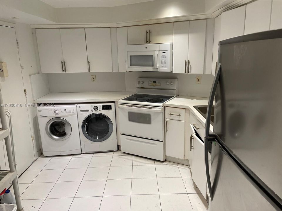For Rent: $3,400 (1 beds, 1 baths, 1114 Square Feet)