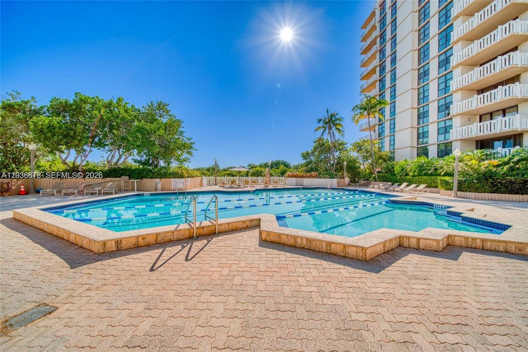 For Rent: $3,400 (1 beds, 1 baths, 1114 Square Feet)