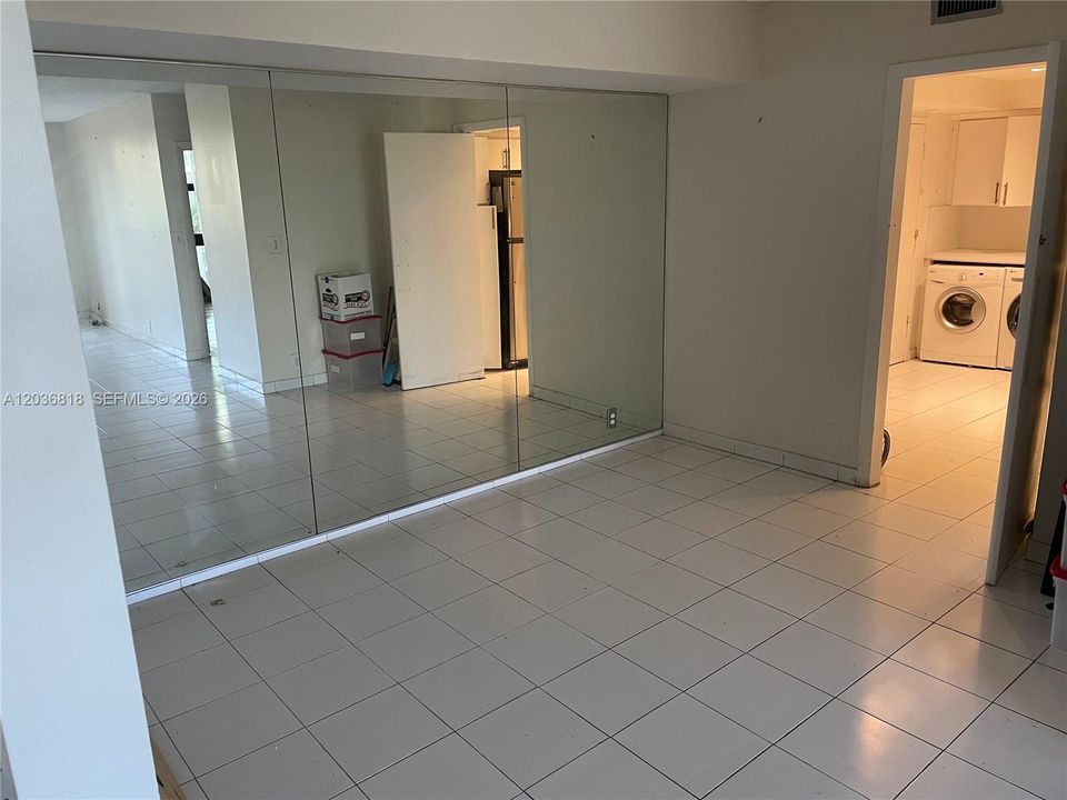For Rent: $3,400 (1 beds, 1 baths, 1114 Square Feet)