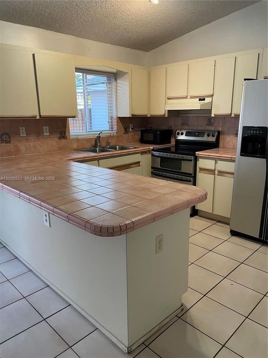 For Rent: $3,000 (3 beds, 2 baths, 1322 Square Feet)