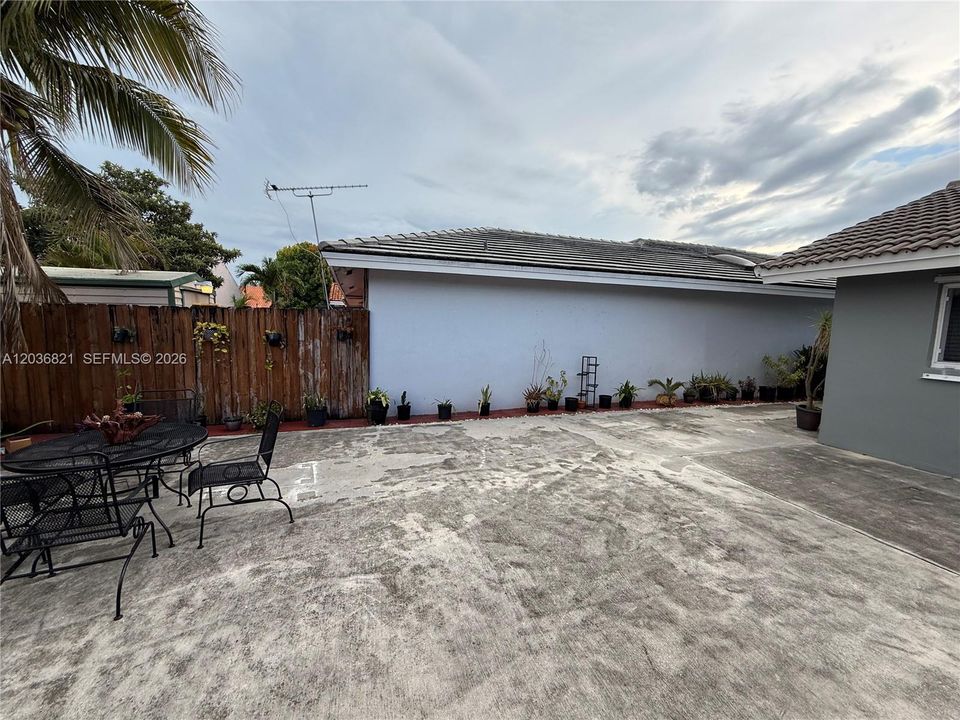 For Rent: $3,000 (3 beds, 2 baths, 1322 Square Feet)