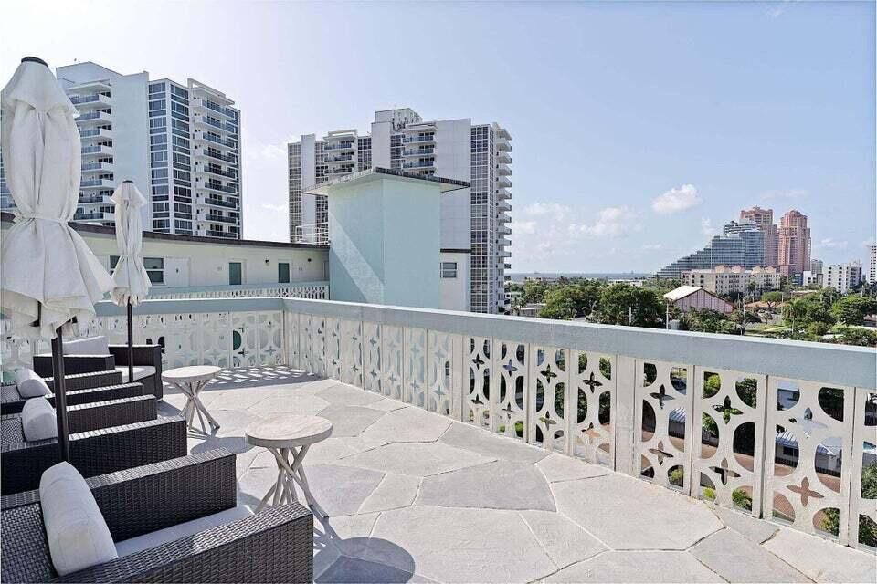 ROOFTOP PATIO