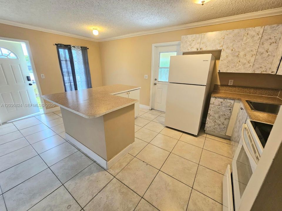 For Sale: $354,000 (3 beds, 1 baths, 1020 Square Feet)