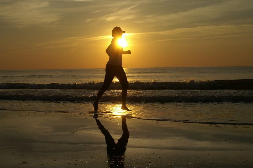 RUNNING WITH SUNSET [Desktop Resolution]