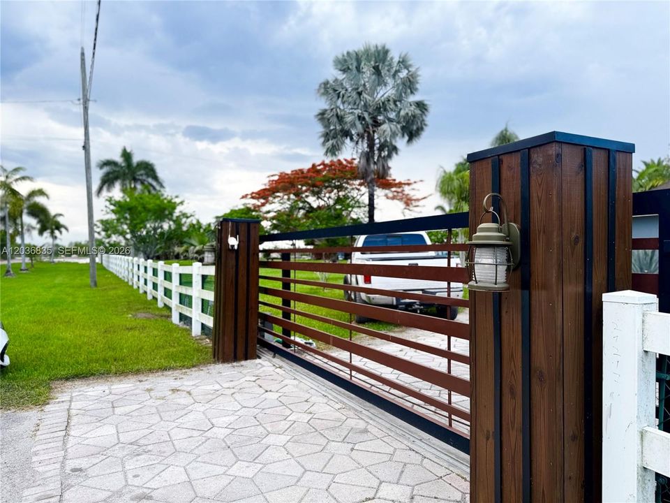 For Sale: $1,620,000 (3 beds, 2 baths, 2352 Square Feet)