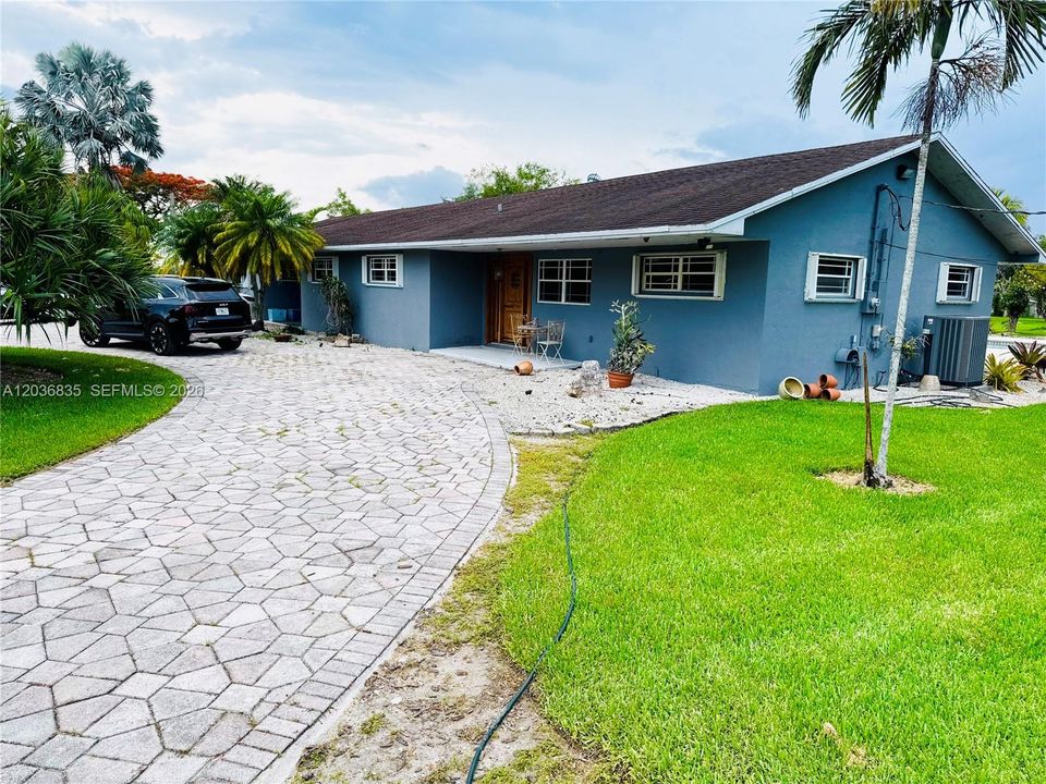 For Sale: $1,620,000 (3 beds, 2 baths, 2352 Square Feet)