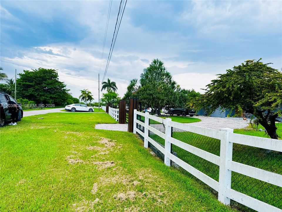 For Sale: $1,620,000 (3 beds, 2 baths, 2352 Square Feet)