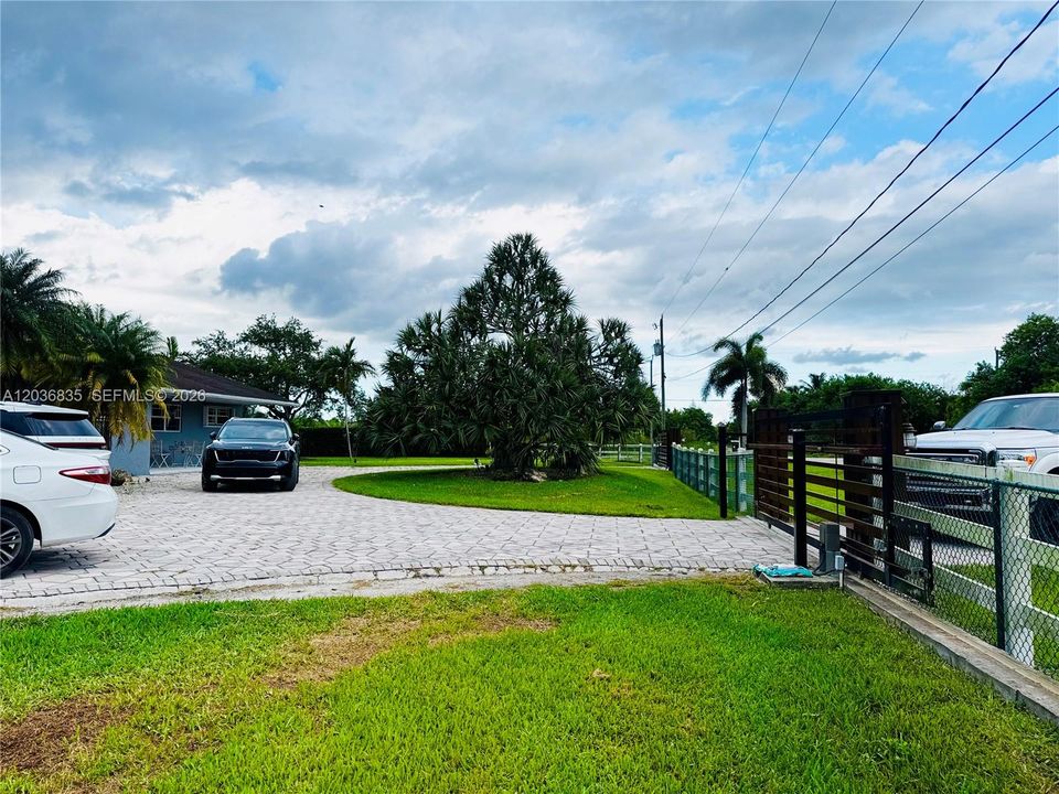 For Sale: $1,620,000 (3 beds, 2 baths, 2352 Square Feet)