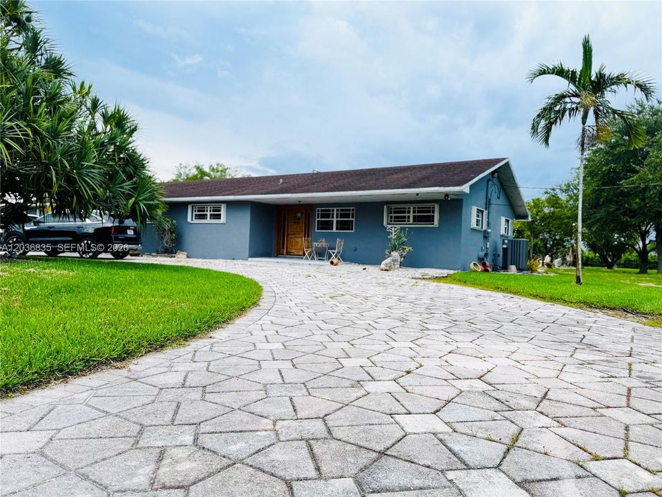 For Sale: $1,620,000 (3 beds, 2 baths, 2352 Square Feet)