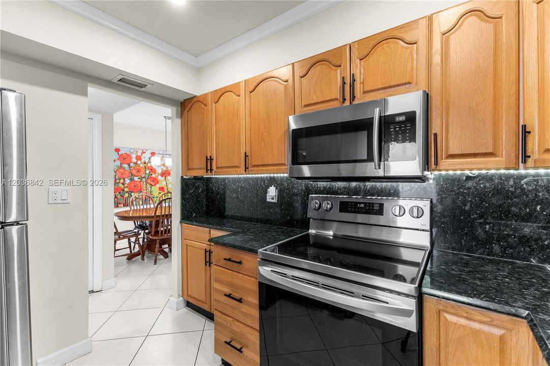For Sale: $250,000 (2 beds, 2 baths, 1083 Square Feet)