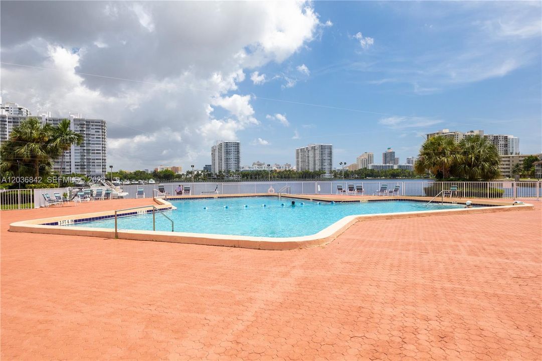 For Sale: $250,000 (2 beds, 2 baths, 1083 Square Feet)