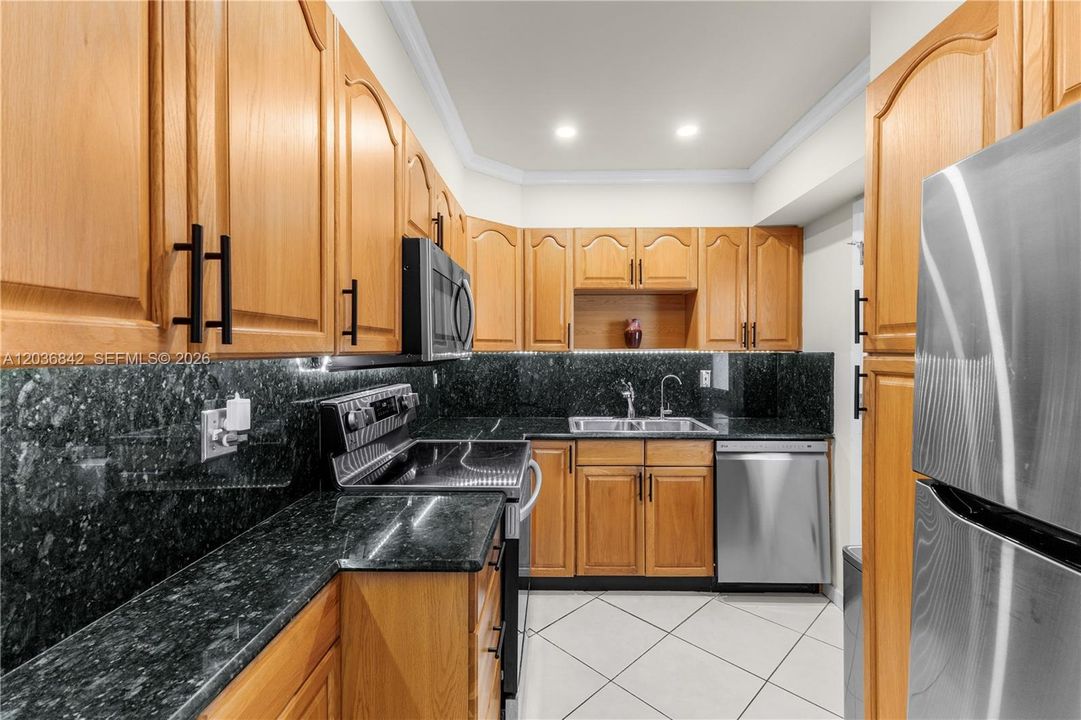 For Sale: $250,000 (2 beds, 2 baths, 1083 Square Feet)