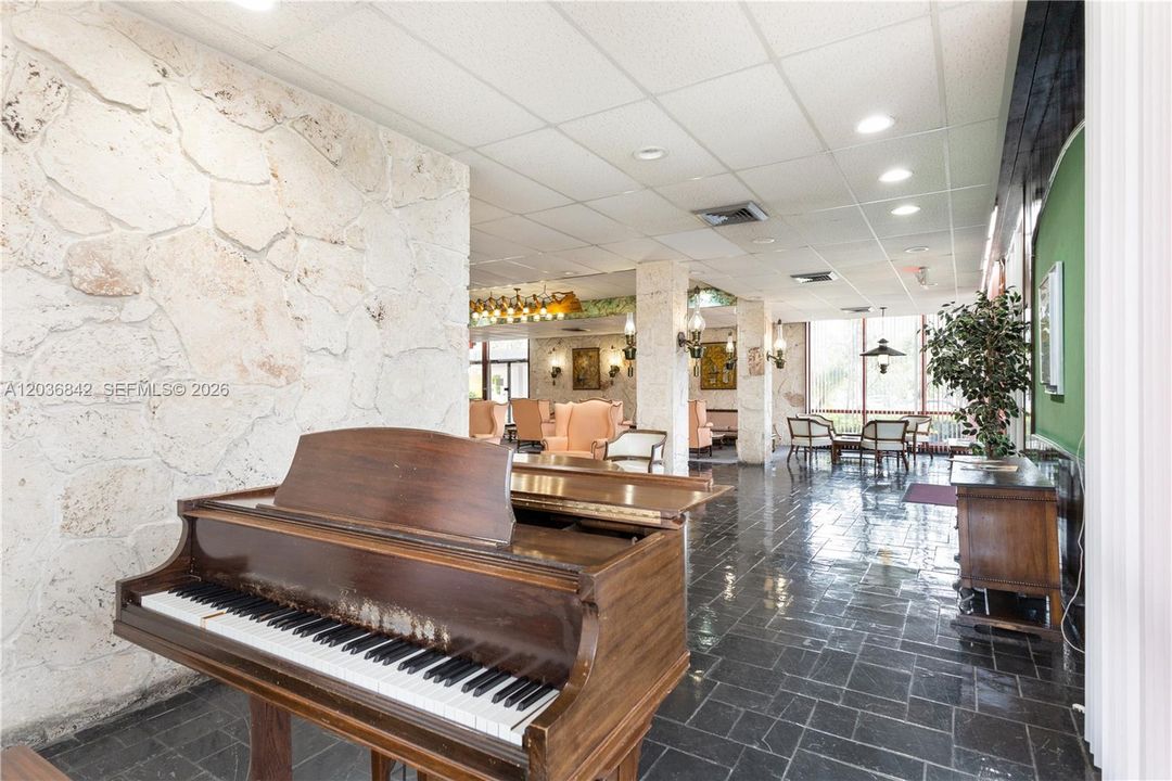 For Sale: $250,000 (2 beds, 2 baths, 1083 Square Feet)