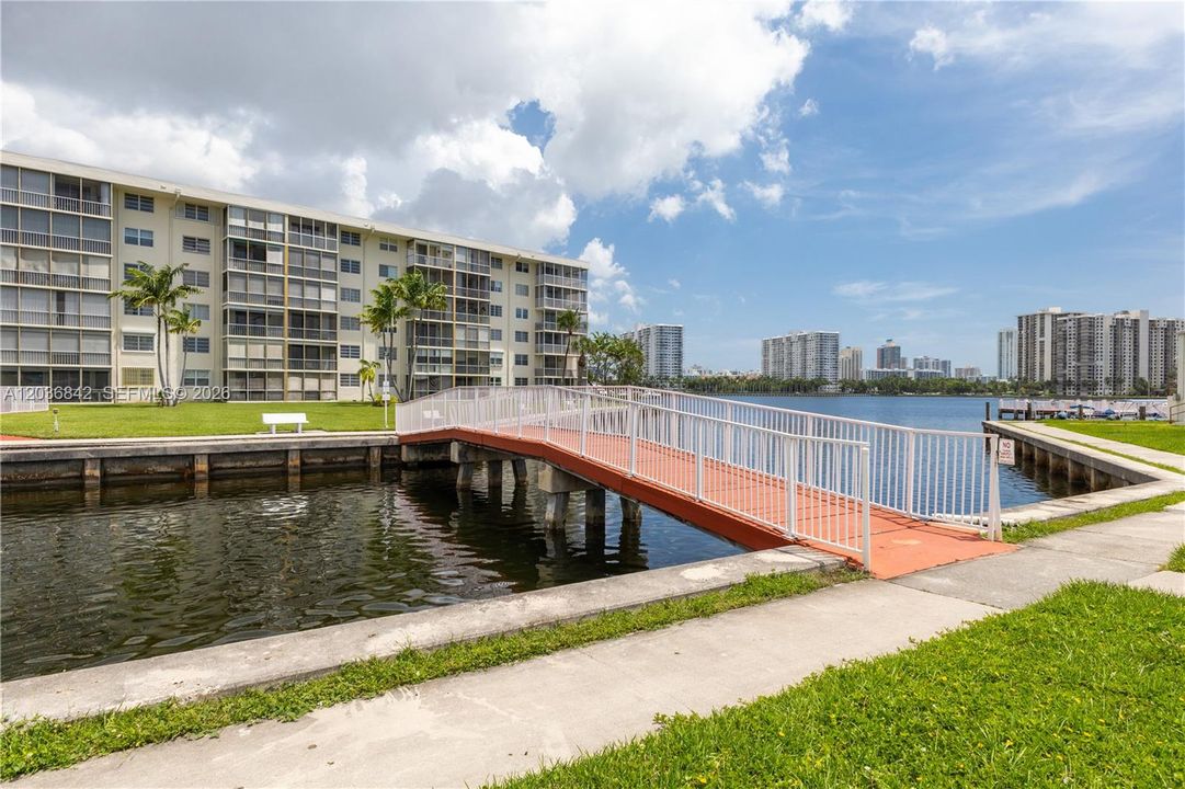 For Sale: $250,000 (2 beds, 2 baths, 1083 Square Feet)