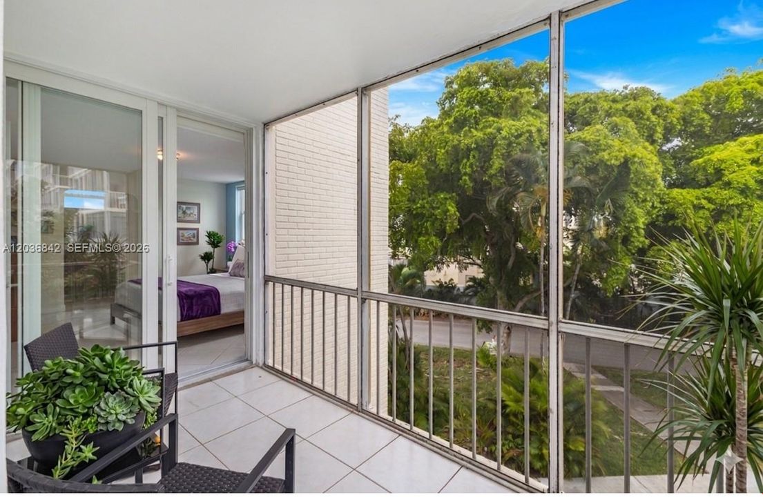 For Sale: $250,000 (2 beds, 2 baths, 1083 Square Feet)