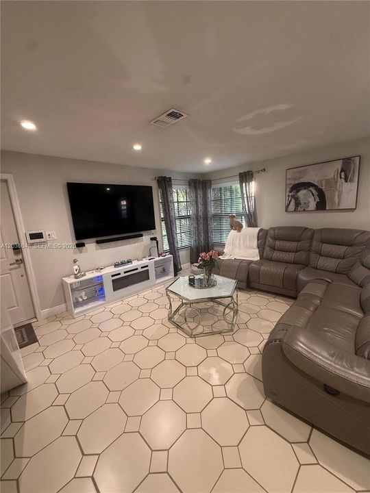 For Rent: $2,800 (3 beds, 2 baths, 1258 Square Feet)