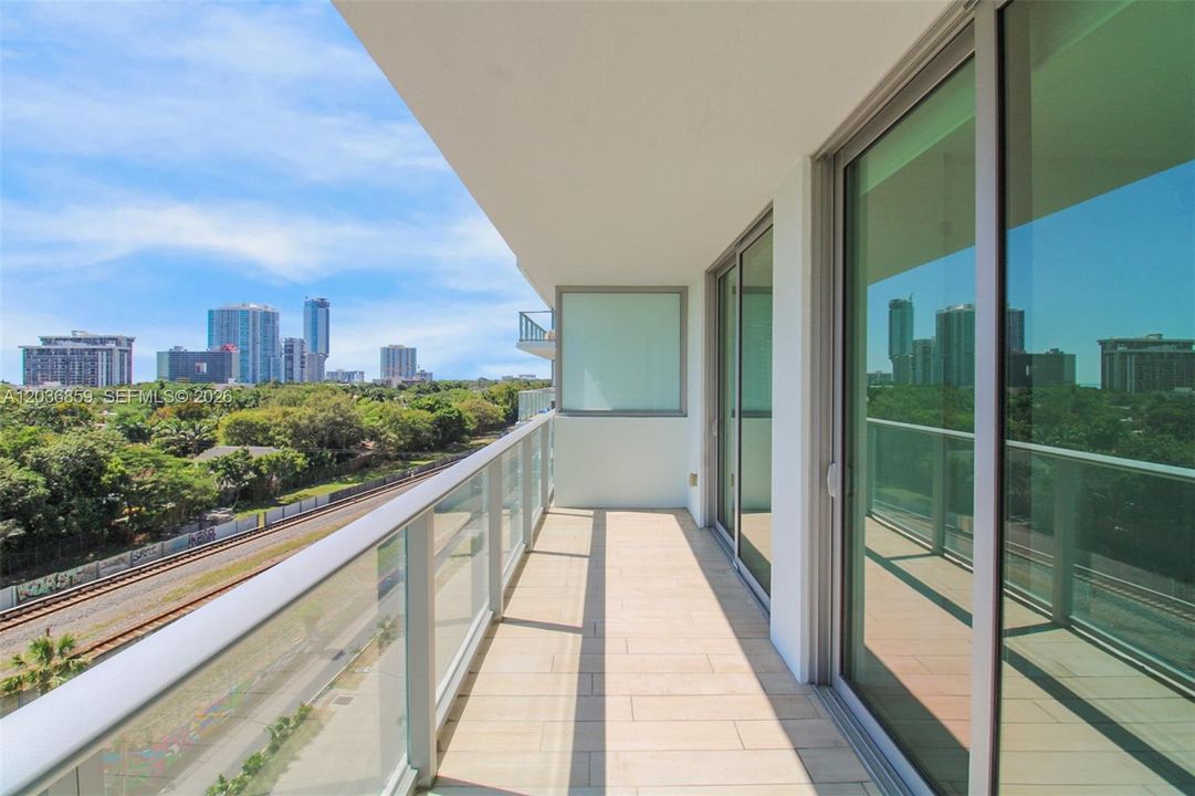 For Sale: $445,000 (1 beds, 1 baths, 659 Square Feet)