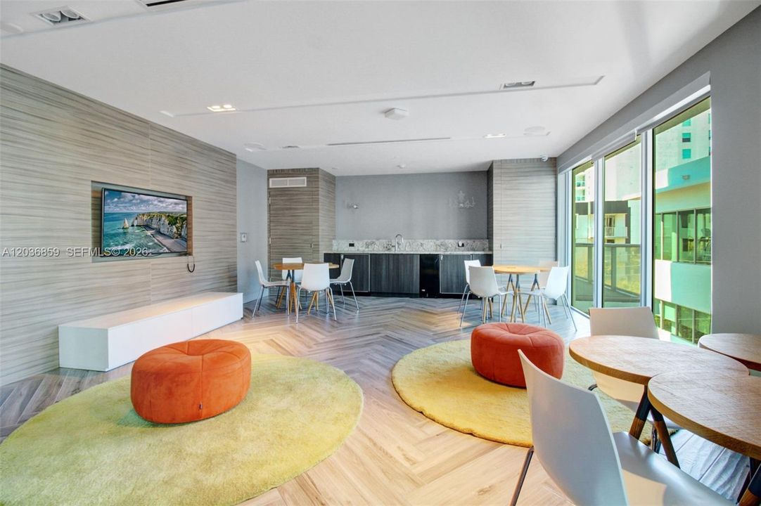 For Sale: $445,000 (1 beds, 1 baths, 659 Square Feet)