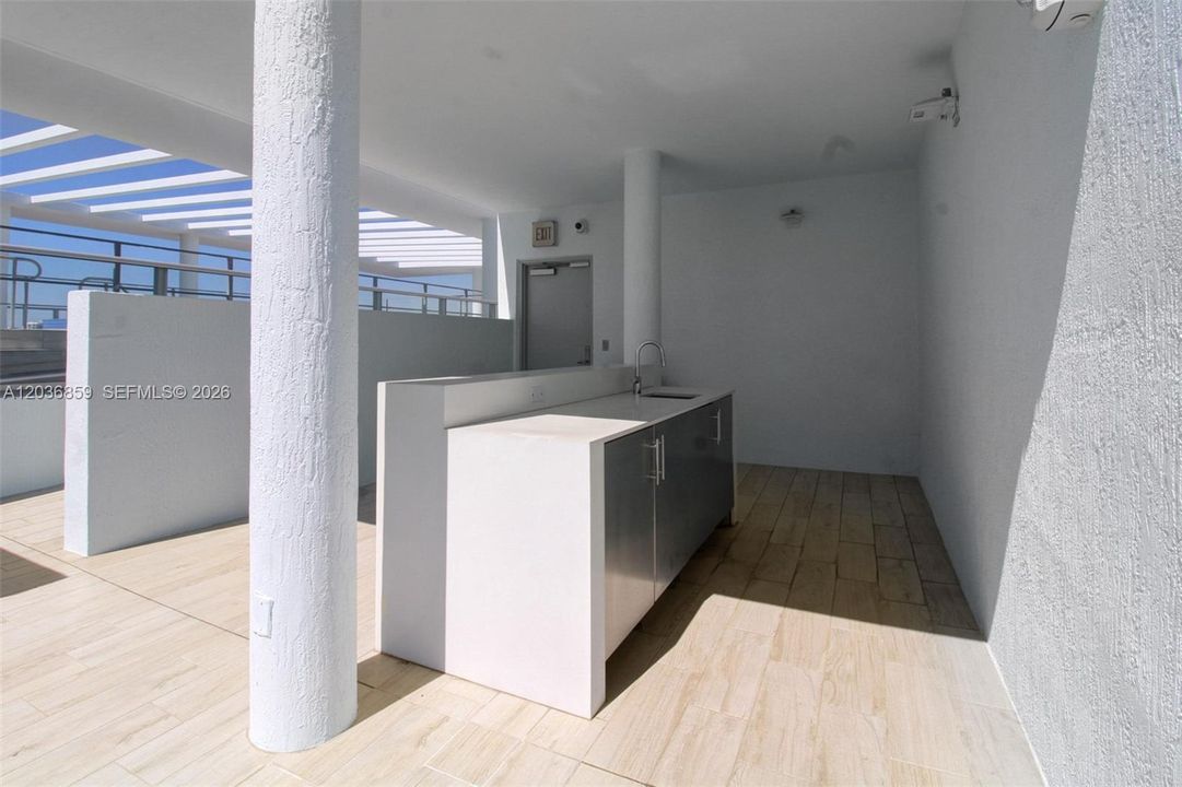 For Sale: $445,000 (1 beds, 1 baths, 659 Square Feet)