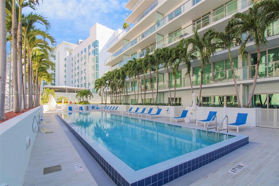 For Sale: $445,000 (1 beds, 1 baths, 659 Square Feet)