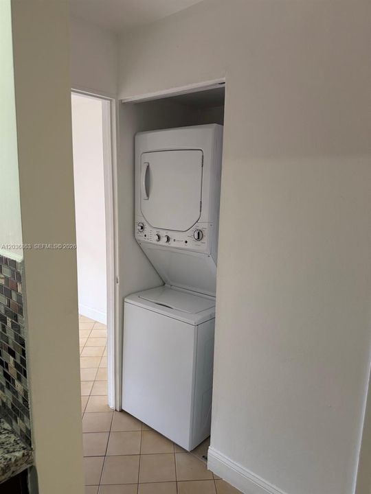 For Rent: $2,500 (2 beds, 1 baths, 936 Square Feet)