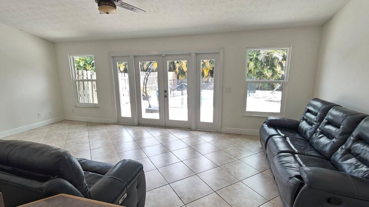 Family Room (5)