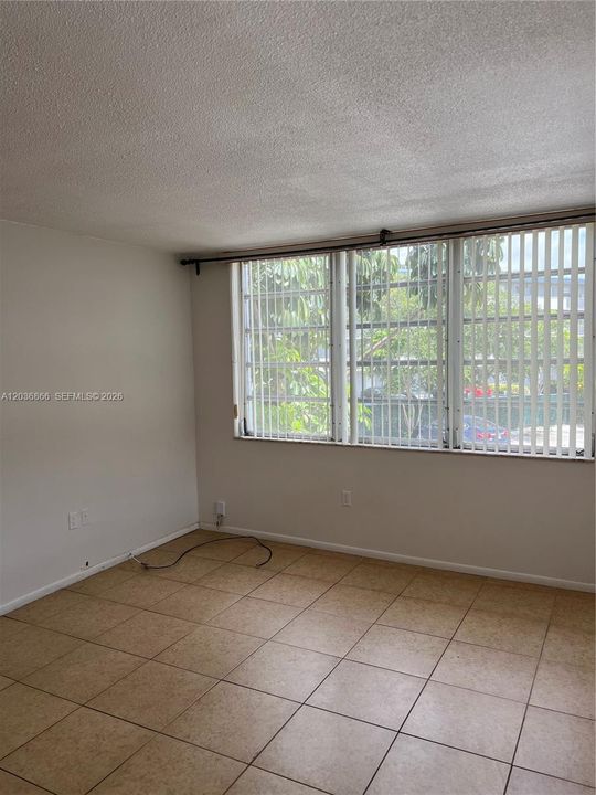 For Rent: $1,675 (1 beds, 1 baths, 909 Square Feet)