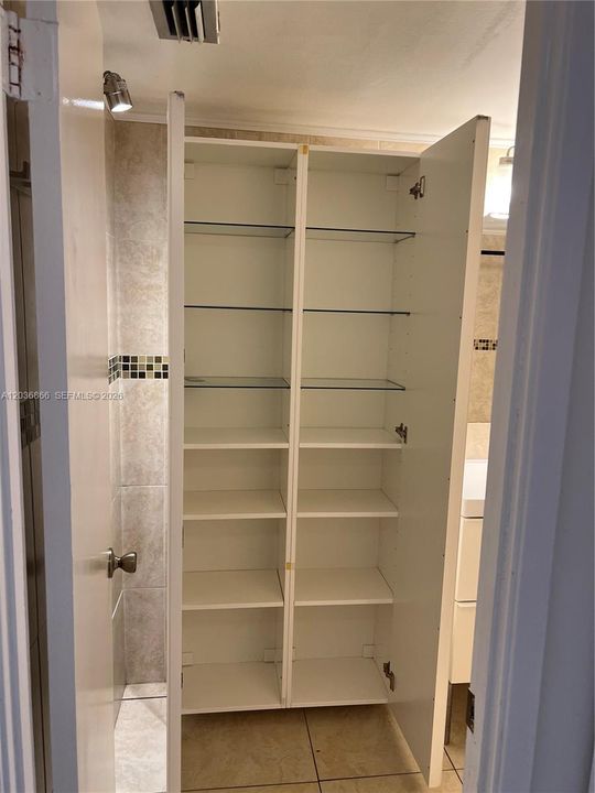 For Rent: $1,675 (1 beds, 1 baths, 909 Square Feet)