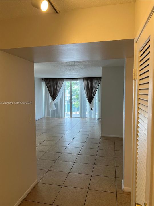 For Rent: $1,675 (1 beds, 1 baths, 909 Square Feet)