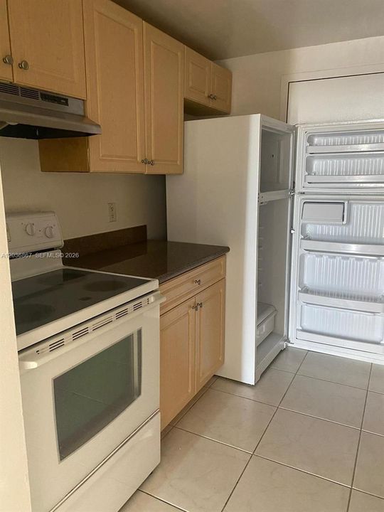 For Sale: $200,000 (1 beds, 1 baths, 806 Square Feet)
