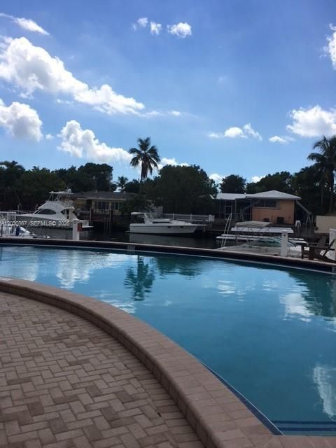 For Sale: $200,000 (1 beds, 1 baths, 806 Square Feet)