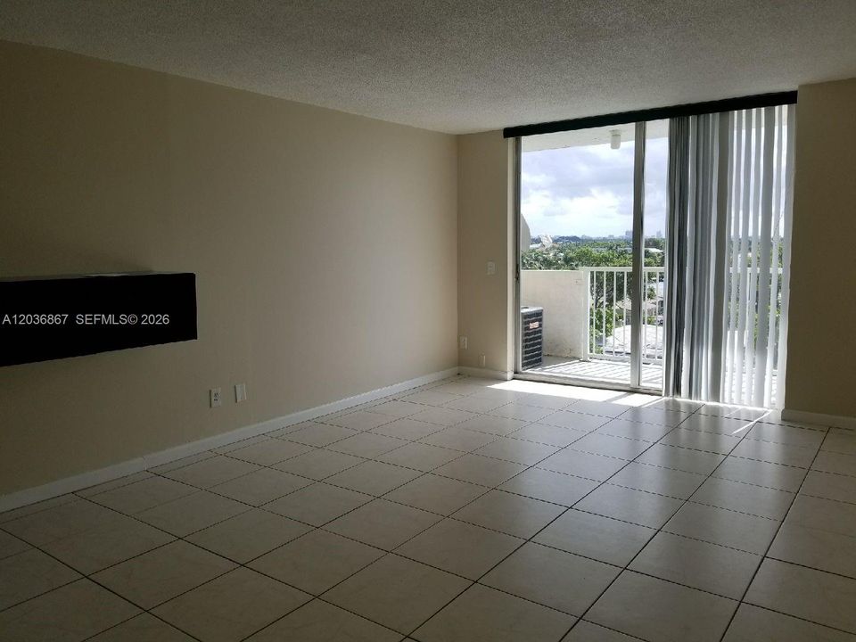 For Sale: $200,000 (1 beds, 1 baths, 806 Square Feet)