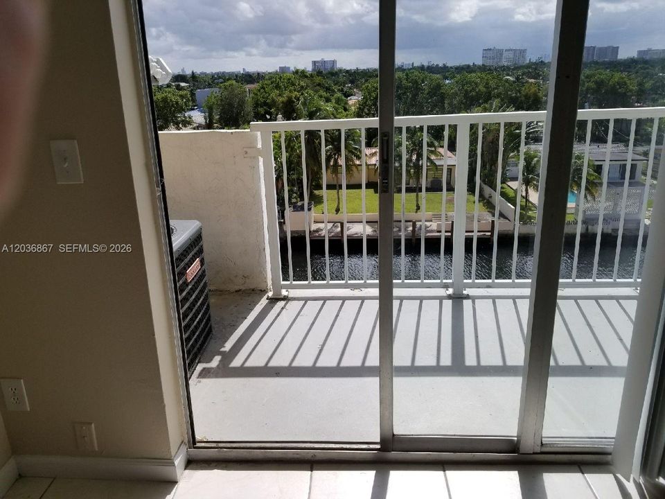 For Sale: $200,000 (1 beds, 1 baths, 806 Square Feet)