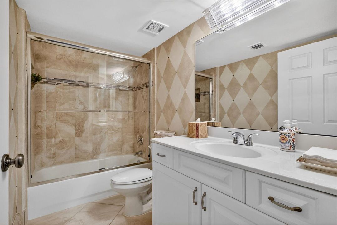 Guest/2nd Bathroom