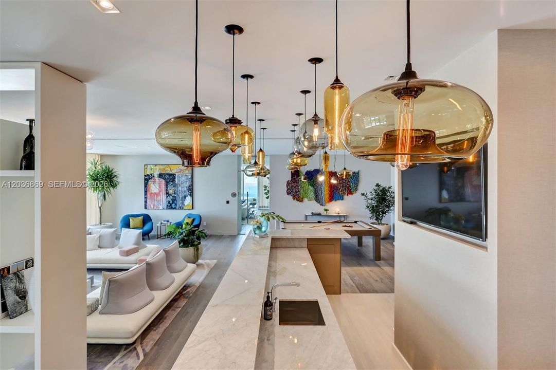 For Sale: $798,500 (1 beds, 2 baths, 898 Square Feet)