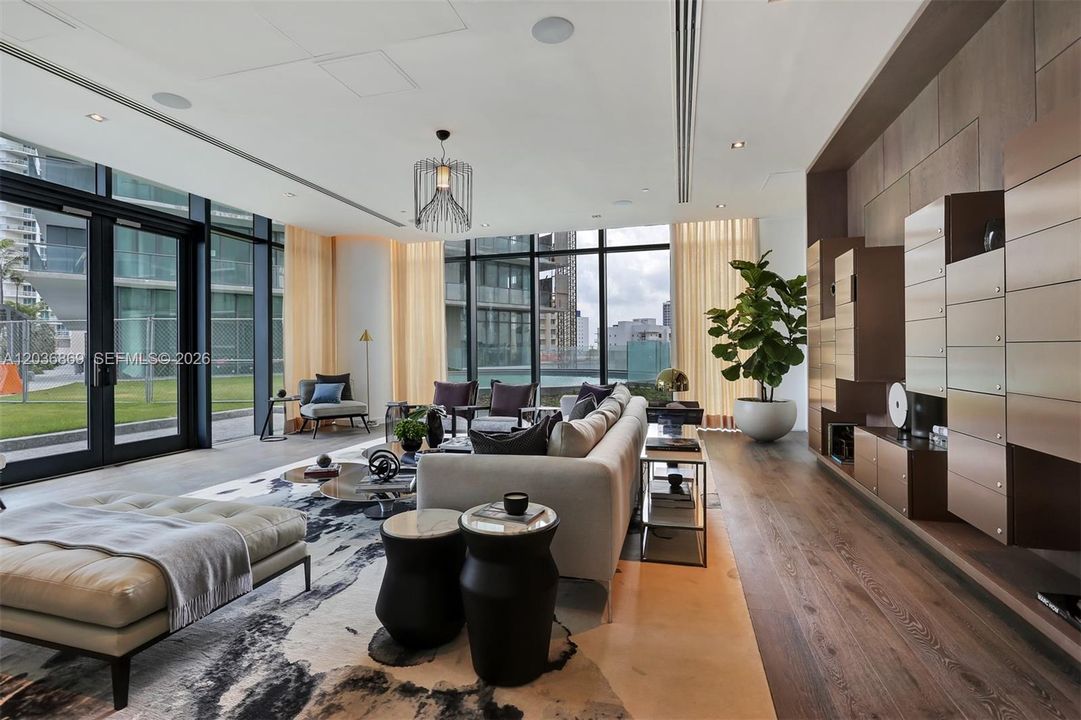 For Sale: $798,500 (1 beds, 2 baths, 898 Square Feet)