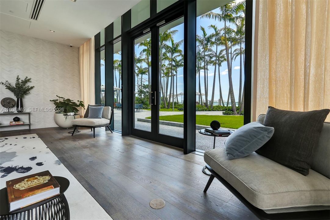 For Sale: $798,500 (1 beds, 2 baths, 898 Square Feet)