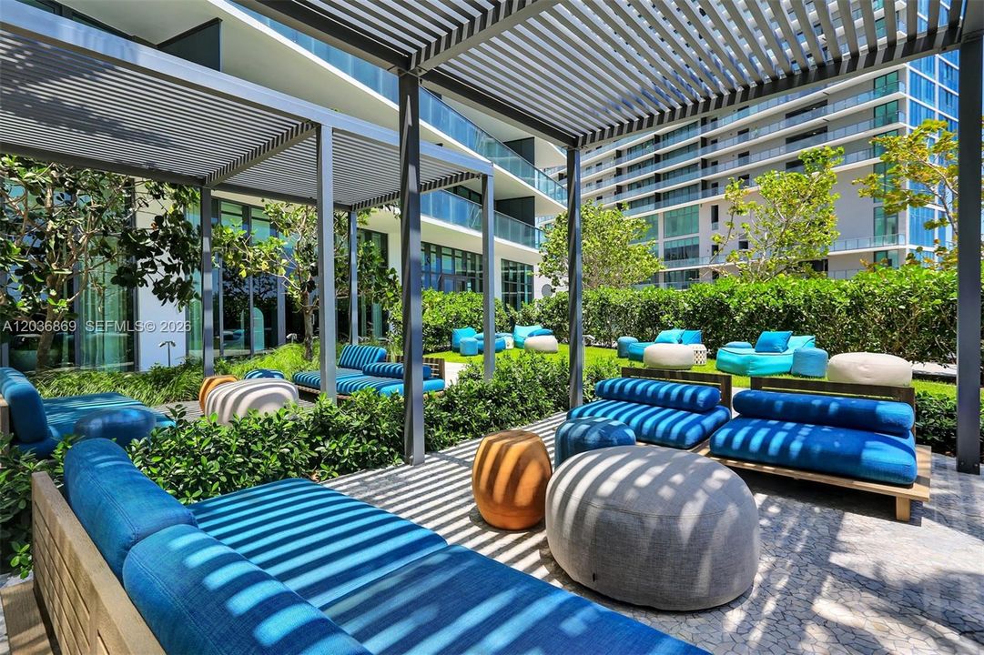 For Sale: $798,500 (1 beds, 2 baths, 898 Square Feet)