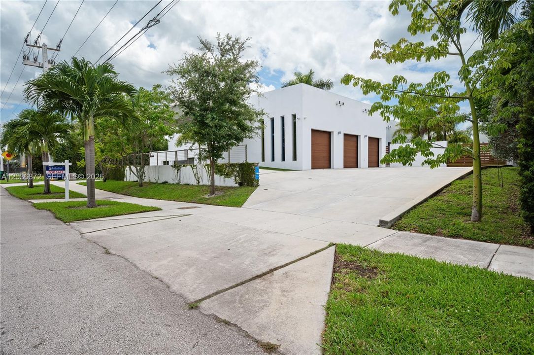For Sale: $2,999,900 (6 beds, 5 baths, 4146 Square Feet)